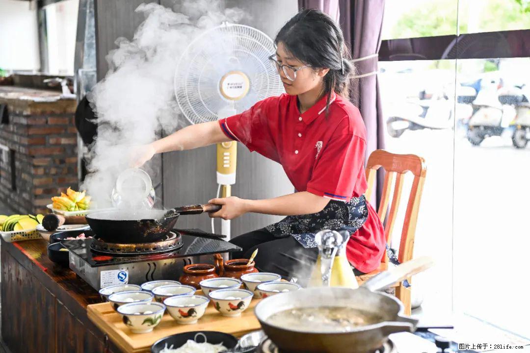 全网追的“扁担女孩”，找了一份暑假工，时薪12元 - 鹤岗生活资讯 - 鹤岗28生活网 hegang.28life.net